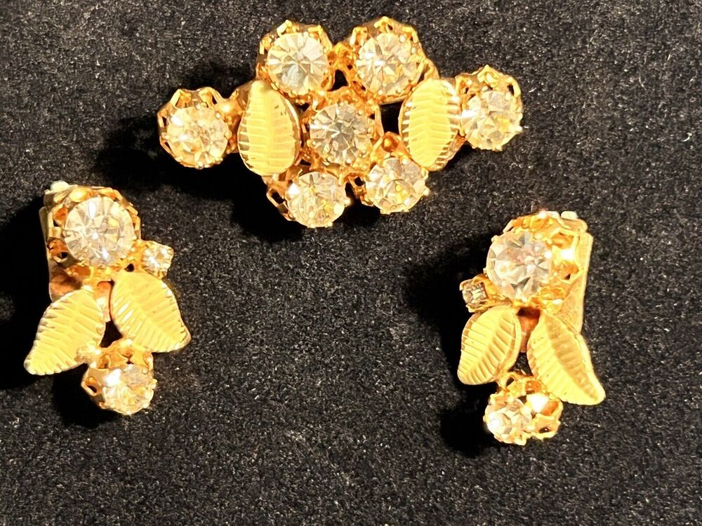 AUSTRIA VTG SIGNED YELLOW CRYSTAL ENAMEL LEAVES & GOLD TRIM BROOCH & EARRING SET